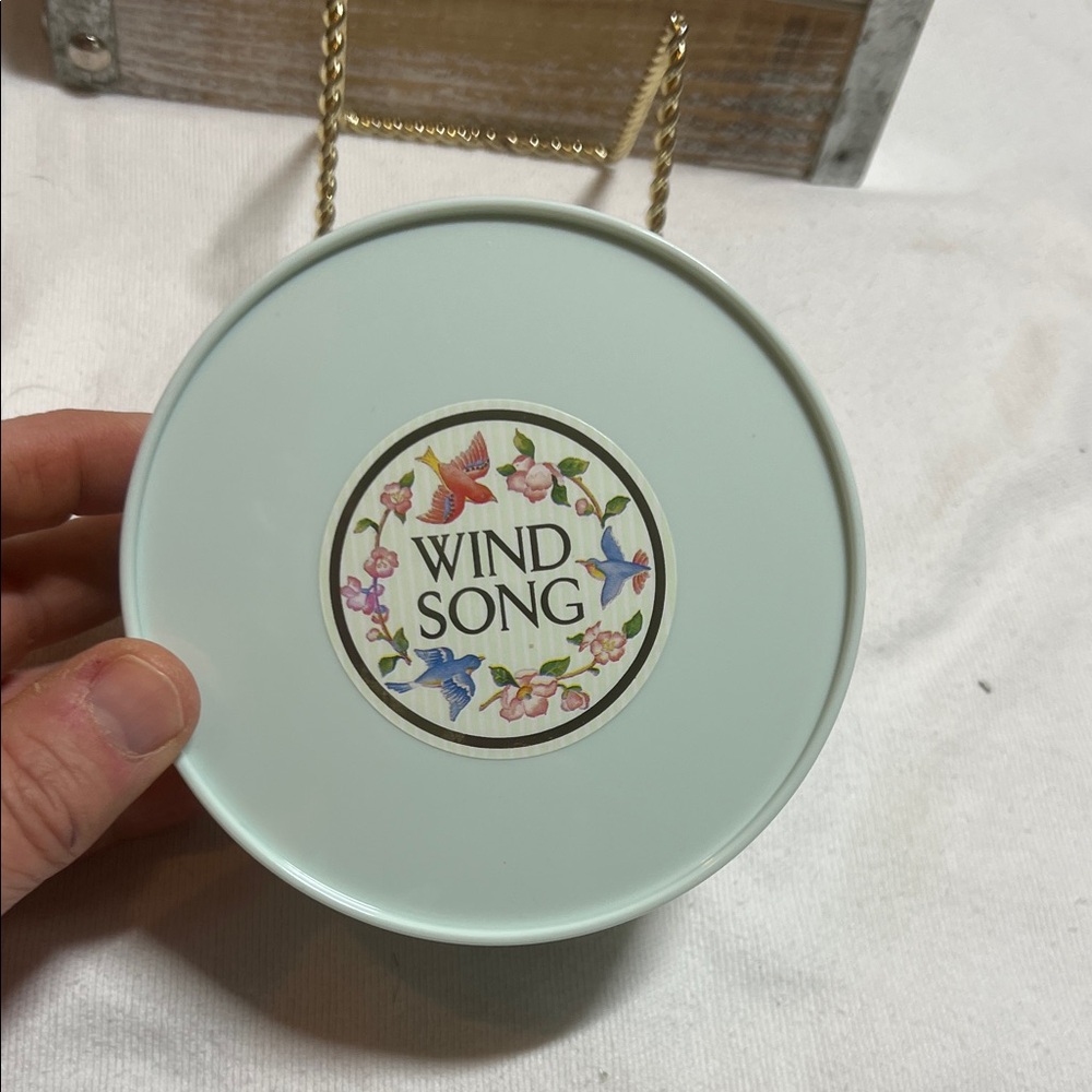 Wind Song Extraordinary Perfumed Dusting Powder by - Green - Picture 5 of 5